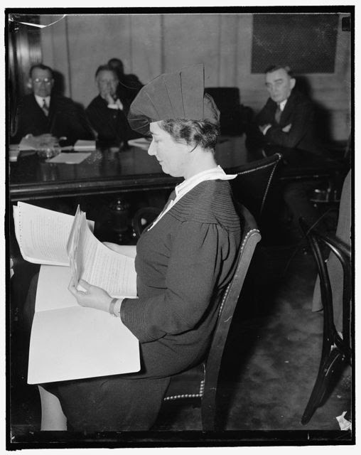 woman from the 20s with a healthy neck reading.